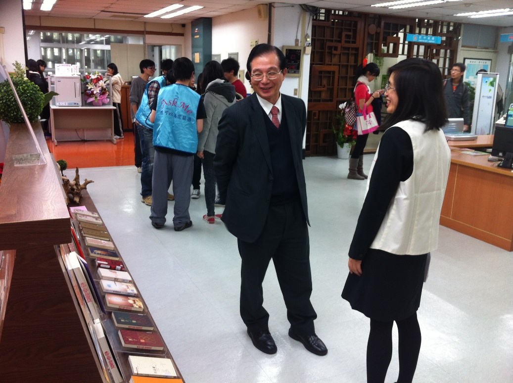 04.吳清基總校長參觀莫言主題書展
